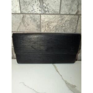 1774. Authenticated Louis Vuitton Sarah Wallet